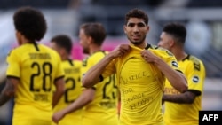 Achraf Hakimi de Dormund rend hommage à George Floyd après son but contre Paderborn, Allemagne, le 31 mai 2020.