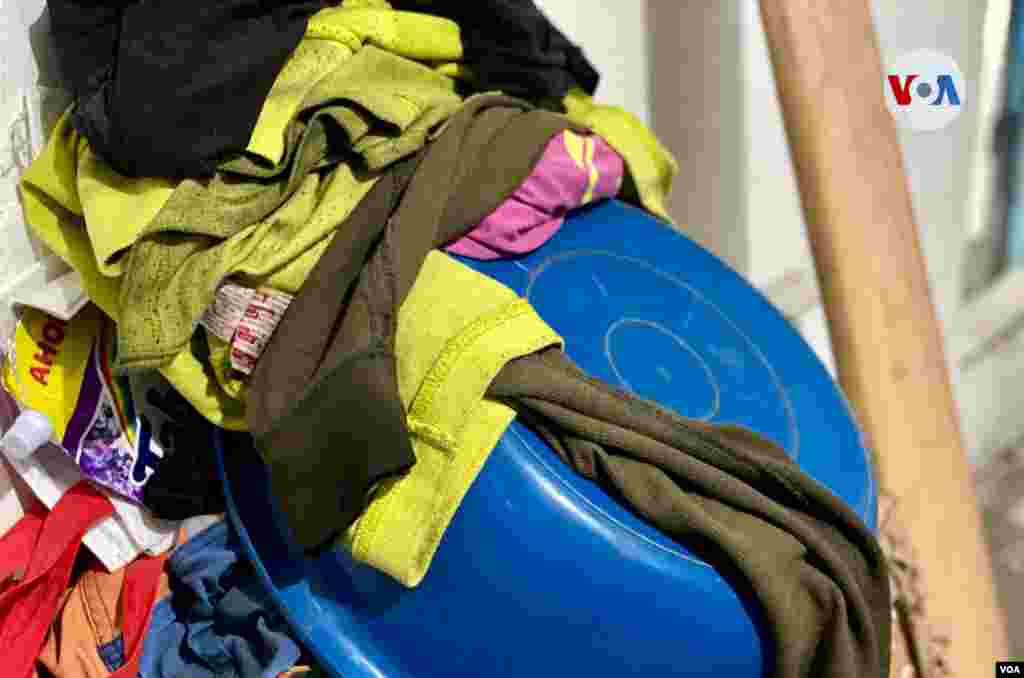 En su apartamento, Elita dice que hay demasiada humedad y que tiene que vivir lejos de las comodidades que tenía en su casa propia, en Venezuela.
