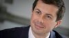 ARCHIVO - Esta foto del 29 de abril de 2019 muestra al entonces candidato presidencial demócrata Pete Buttigieg, alcalde de South Bend, Indiana, durante un almuerzo con líderes civiles en Harlem, Nueva York.