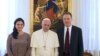 Le pape François avertit les religieuses des dangers d'internet