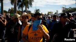 Un grupo de personas camina en una caravana de migrantes que salió de El Salvador con el objetivo de llegar a Estados Unidos. San Salvador, El Salvador, el 28 de octubre del 2018. 