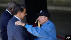 El presidente de Nicaragua, Daniel Ortega, a la derecha, le da la mano al presidente de Venezuela, Nicolás Maduro, el viernes 15 de septiembre de 2023. (Foto AP/Ramon Espinosa)