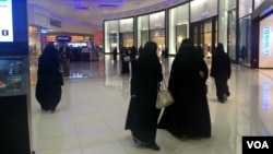 Un centre commercial à Riyad, Arabie saoudite, le 26 janvier 2016. (H. Murdock / VOA)