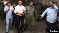 លោក​ មាជ​ សុវណ្ណារ៉ា​ ជនជាតិ​អាមេរិកាំង​ដើម​កំណើត​ខ្មែរ​ (កណ្តាល​ឆ្វេង) សកម្មជន​គណបក្ស​សង្គ្រោះ​ជាតិ​និង​សកម្មជន​ផ្សេង​ទៀត​ត្រូវ​បាន​មន្ត្រី​ប៉ូលិស​នាំ​ខ្លួន​នៅ​ឯ​សាលាដំបូង​រាជធានី​ភ្នំពេញ​កាល​ពី​ថ្ងៃ​ទី​២១ ខែ​កក្កដា ឆ្នាំ​២០១៥។ REUTERS