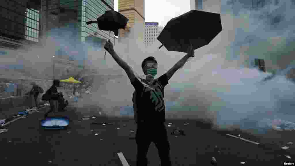 Dalibai da 'yan sandan kwantar da tarzoma suna cigaba da fito na fito a Hong Kong yayin da zanga zangar da daliban suka fara na yaduwa, Satumba 29, 2014.