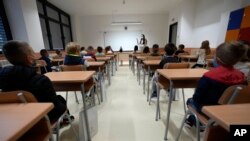 Učenici nižih razreda osnovnih škola nastavu pohađaju uživo