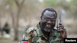 L'ex-rebelle sud-soudanais Riek Machar parle au téléphone dans l'État de Jonglei, Soudan du sud, le 1 février 2014.