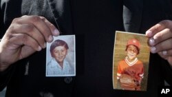 Michael Duran, un plaignant, tient des photos de lui-même lorsqu'il était enfant pendant une conférence de presse pour annoncer les détails d'un règlement de près de 10 millions de dollars de poursuites contre l'archidiocèse de Los Angeles jeudi 14 mars 2013.