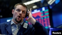 Un trader negocia operaciones en el parqué de la bolsa de Nueva York. Foto de archivo del 22 de marzo de 2018.