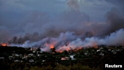 Un incendie près de la capitale grecque Athènes, le 23 juillet 2018.