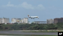 Un avión de la aerolínea Satena desde Bogotá, Colombia, se prepara para aterrizar en el Aeropuerto Internacional Simón Bolívar en La Guaira, Venezuela, el miércoles 9 de noviembre de 2022. 