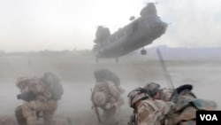 En la práctica, las mujeres frecuentemente están expuestas a ataques durante el servicio militar cuando proveen ayuda médica, pilotean helicópteros o sirven en otras funciones.