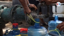 “Si no fuera por este pocito, mire, esto fuera candela”. [Foto: Nicole Kolster/VOA]