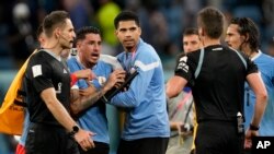José María Giménez, de la selección de Uruguay, discute con el árbitro al final del encuentro ante Ghana en el Mundial, el viernes 2 de diciembre de 2022, en Al Wakrah (AP Foto/Darko Vojinovic)