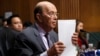 Menteri Perdagangan, Wilbur Ross, membenahi kertas-kertasnya saat sidang dengan Komite Keuangan Senat terkait tarif, di Capitoll Hill, Rabu, 20 Juni 2018 di Washington, D.C. (foto: AP Photo/Jacquelyn Martin)