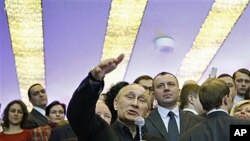 俄羅斯總理和總統候選人普京星期一在他的競選總部向他的支持者致意