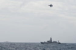 Jet Tempur F-16 TNI AU terbang di atas kapal perang TNI AL saat melakukan operasi di Natuna, dekat Laut China Selatan, 10 Januari 2020. (Foto: Antara/M Risyal Hidayat via REUTERS)
