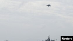 Un avión de combate F-16 de Indonesia vuela sobre una barco de guerra indonesio en Natuna, cerca del Mar de Sur de China, Indonesia, el 10 de enero de 2020.