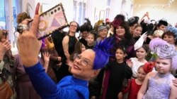 Medam yo pran foto selfie pandan yap patisipe nan yon selebrasyon Jounen Entenasyonal Fanm yo nan St. Petersburg, Larisi, 6 Mas, 2025.