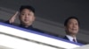 지난해 7월 북한 평양에서 한국전 정전 60주년을 맞아 '전승절 기념 열병식'이 열린 가운데, 김정은 국방위원회 제1위원장(왼쪽)이 중국의 특사인 리위안차오 국가부주석과 열병식을 지켜보고 있다.