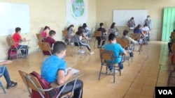 Determinados grupos de estudiantes reciben clases semipresenciales en Honduras. Foto Oscar Ortiz, VOA.