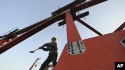 一位工人在合肥高铁建设工地干活