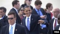 Obama melambai kepada para pendukungnya saat tiba di bandara Grand Rapids, Michigan (11/8)
