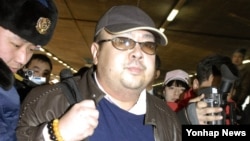 지난 2007년 2월 베이징 공항에 나타난 김정남의 모습.