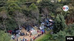 Algunos migrantes permanecen en campamentos improvisados, mientras consiguen el dinero para los pasajes y la autorización que les permita regresar a su país.
