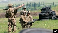 Новий пакет, за повідомленнями, включатиме АТ4. Фото для ілюстрації: військові США готуються робити постріл з АТ4 під час навчань 2016 року