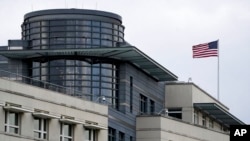 Američka zastava stoji na vrhu američke ambasade u Berlinu, 3. januara 2022. Predsjednik Donald Trump je 12. februara 2025. naložio državnom sekretaru da preuredi američku službu vanjskih poslova kako bi osigurao provedbu predsjednikovog vanjskopolitičkog programa.
