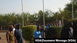 Le ministre Simon Compaoré (centre), sur les lieux de l'attaque en compagnie entre autres du chef d'état major général des armées, le général Pingrenoma Zagré (à g.), le 1er juin 2016. (VOA/Zoumana Wonogo)