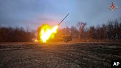 Peluncur roket milik Rusia, Uragan (badai), menembakkan misil ke arah posisi Ukraina di lokasi yang tidak disebutkan di wilayah perbatasan Kursk. (Foto: Russian Defense Ministry Press Service via AP)