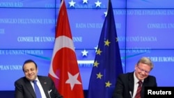 Yevropa masalalari bo'yicha Turkiya vaziri Egemen Bagis va Yevropaning Kengayish bo'yicha vakili Stefan Fule, 5-noyabr, 2013-yil, Bryussel.