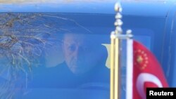 Le président Erdogan part de la cérémonie qui rendait hommage aux victimes du double attentat à Istanbul, le 11 décembre 2016.