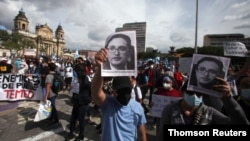 ARCHIVO- La persecución contra jueces y fiscales que trabajaban contra la estructuras de corrupción y crimen organizado en Guatemala generó en 2021 protestas sociales de apoyo a los fiscales y jueces amenazados y obligados a salir del país.