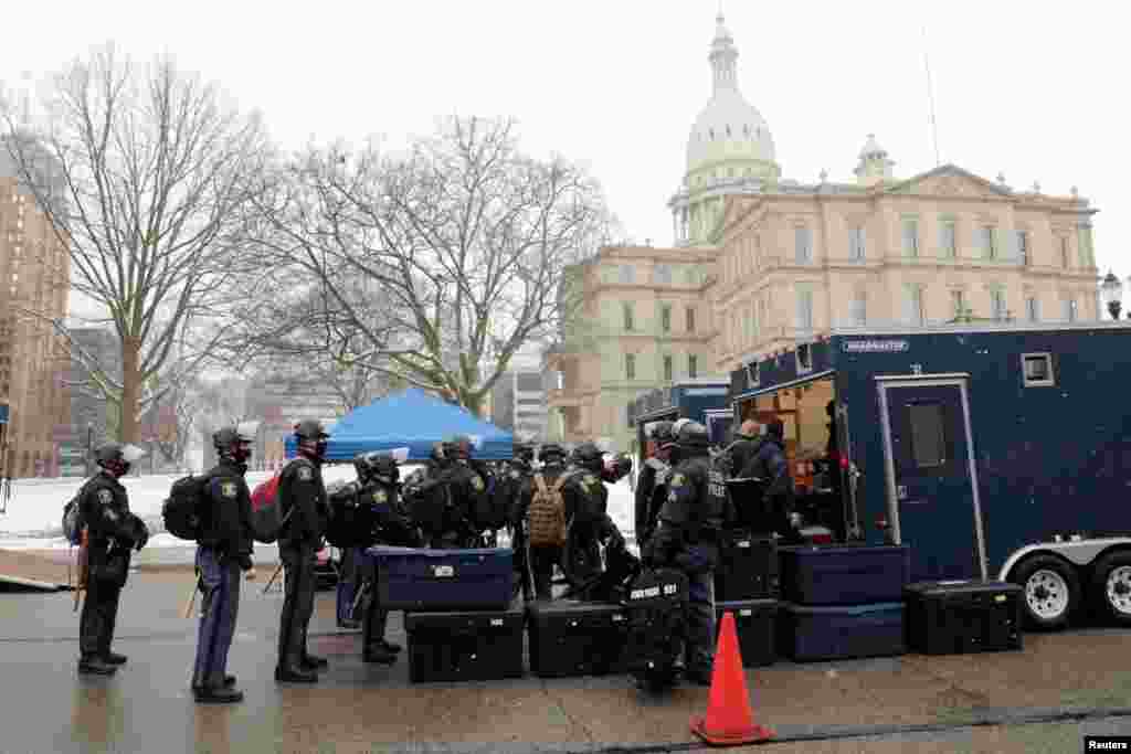 Los miembros de la policía estatal se preparan después de llegar al Capitolio del estado de Michigan en Lansing, Michigan.17 de enero de 2021.