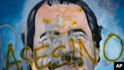 ARCHIVO - Un mural del presidente de Nicaragua, Daniel Ortega, con inscripciones en su contra como parte de las protestas contra su gobierno y que piden su renuncia en Managua, Nicaragua, en mayo de 2018. 