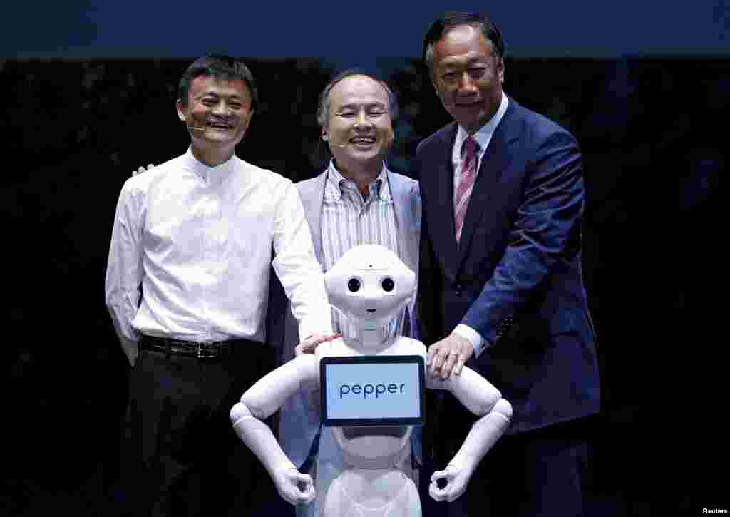 2015年6月18日,日本软银集团创办人和CEO孙正义,台湾鸿海集团创建人和董事长郭台铭,阿里巴巴集团主要创始人和董事会执行主席马云和机器人在日本的记者会上。这三家企业组成合资公司,准备向世界上的消费者销售这种机器人