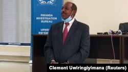 Paul Rusesabagina présenté aux médias, menotté, au siège du Bureau d'enquête du Rwanda à Kigali, au Rwanda, le 31 août 2020. 