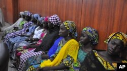 Beberapa perempuan yang berhasil meloloskan diri dari penculik Boko Haram menghadiri pertemuan dengan gubernur negara bagian Borno, Kashim Shettima di Maiduguri, Nigeria (Foto: dok).