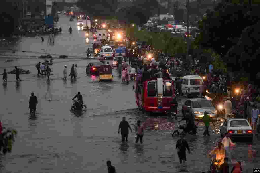 بارش سے کراچی کی اہم ترین شاہراہ فیصل پر کئی مقامات پر ٹریفک جام ہو گیا، جس سے لوگوں کو آنے جانے میں پریشانی کا سامنا کرنا پڑا۔ 