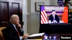 Presiden AS Joe Biden berbicara dengan Presiden China Xi Jinping secara virtual dari Gedung Putih, Washington, pada 15 November 2021. (Foto: Reuters/Jonathan Ernst)