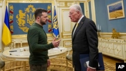 Специјалниот пратеник на САД за Украина и Русија Кит Келог и претседателот на Украина Володимир Зеленски разговараа за време на нивната средба во Киев, Украина, 20 февруари 2025 година