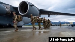 ARCHIVO - Soldados del Ejército de EEUU abordan un C-17 Globemaster III de la Fuerza Aérea como parte de un ejercicio de proyección de fuerza en la Base Conjunta Elmendorf-Richardson, Alaska, el 13 de septiembre de 2024.