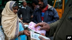 Para pedagang di pasar sayur mayur di Bangalore, India, 30 Desember 2016. 