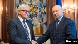 Ukraina vaqtli prezidenti Oleksandr Turchinov, Germaniya Tashqi ishlar vaziri Frank-Valter Shtaynmayer Kiyevda. 13-may, 2014-yil.