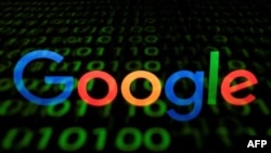 Esta foto de archivo tomada en París el 29 de abril de 2018 muestra el logotipo de Google en una pantalla y reflejado en una tableta.