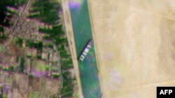 Une image satellite publiée par Planet Labs Inc le 24 mars 2021 montre le porte-conteneurs MV 'Ever Given' (Evergreen) appartenant à Taiwan, un navire de 400 mètres de long et 59 mètres de large, logé sur le côté et gênant tout trafic sur la voie navigabl