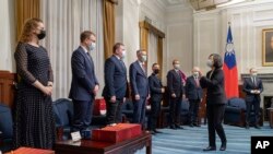 Presiden Taiwan Tsai Ing-wen, kedua kanan, menyapa anggota parlemen dari negara-negara Baltik di Kantor Kepresidenan di Taipei, 29 November 2021. (Foto: AP)